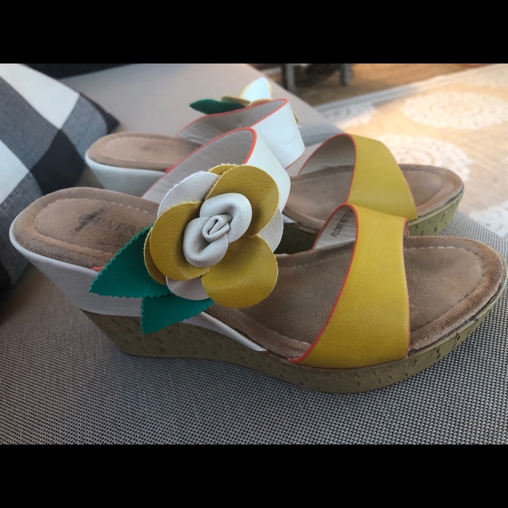 Wedges with flower embellishment